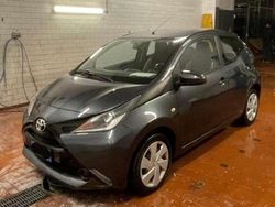 Grigio Usata 2015 Toyota Aygo X-play Due volumi | 6980 € (Buon prezzo)