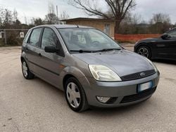 Grigio Usata 2002 Ford Fiesta Tre volumi | 2700 € (Buon prezzo)