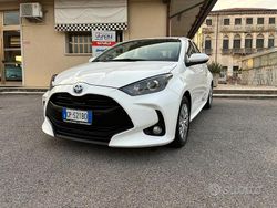 Bianco Usata 2023 Toyota Yaris Hybrid Business Edition Tre volumi | 16.890 € (Buon prezzo)