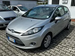 Grigio Usata 2010 Ford Fiesta Titanium Due volumi | 4300 € (Buon prezzo)