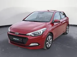 Rosso Usata 2015 Hyundai i20 Comfort Tre volumi | 5900 € (Buon prezzo)