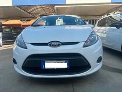 Bianco Usata 2010 Ford Fiesta Tre volumi | 2450 € (Ottimo prezzo)