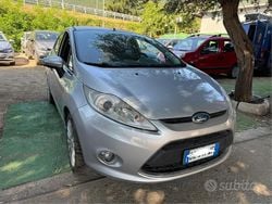 Grigio Usata 2009 Ford Fiesta Titanium Tre volumi | 4300 € (Buon prezzo)