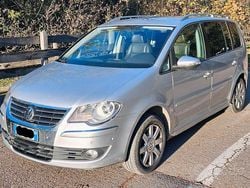 Grigio Usata 2010 VW Touran Highline Monovolume | 2200 € (Buon prezzo)