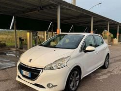 Bianco Usata 2015 Peugeot 208 Allure Due volumi | 6000 € (Buon prezzo)