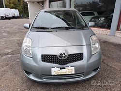 Grigio Usata 2007 Toyota Yaris Tre volumi | 2700 € (Buon prezzo)