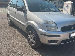 Argento Usata 2004 Ford Fusion Collection Tre volumi | 2850 € (Cara)