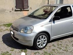 Grigio Usata 2002 Toyota Yaris Due volumi | 1000 € (Buon prezzo)