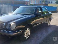 Nero Usata 1996 Mercedes E200 Tre volumi | 5500 €
