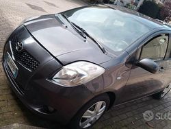 Grigio Usata 2003 Toyota Yaris Tre volumi | 1500 €