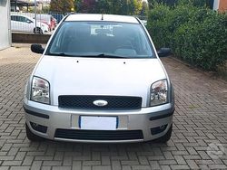 Grigio Usata 2003 Ford Fusion Tre volumi | 2000 € (Cara)
