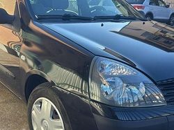 Nero Usata 2005 Renault Clio II Tre volumi | 2800 €