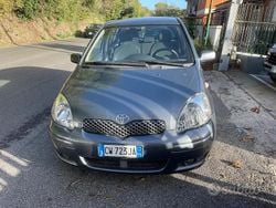 Grigio Usata 2005 Toyota Yaris Sol Tre volumi | 2500 € (Buon prezzo)