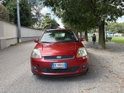 Rosso Usata 2006 Ford Fiesta Tre volumi | 2200 € (Buon prezzo)