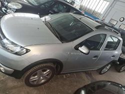 Grigio Usata 2014 Dacia Sandero Lauréate Tre volumi | 3800 € (Ottimo prezzo)