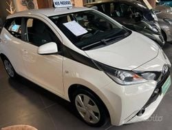 Bianco Usata 2017 Toyota Aygo X-play Due volumi | 9490 € (Buon prezzo)