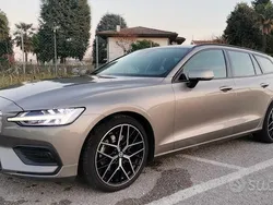 Grigio Usata 2021 Volvo V60 Business Edition Station wagon | 25.900 € (Buon prezzo)
