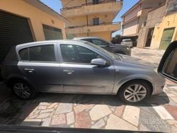 Grigio Usata 2007 Opel Astra Tre volumi | 1450 € (Ottimo prezzo)