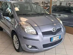 Grigio Usata 2010 Toyota Yaris Sol Tre volumi | 4500 € (Buon prezzo)