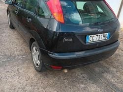 Nero Usata 2002 Ford Focus Ambiente Tre volumi | 1399 € (Buon prezzo)