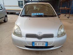 Grigio Usata 1999 Toyota Yaris Sol Tre volumi | 1500 € (Buon prezzo)