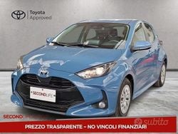 Blu Usata 2022 Toyota Yaris Hybrid Active Tre volumi | 16.700 € (Buon prezzo)