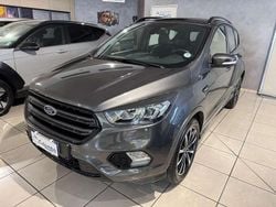 Grigio Usata 2019 Ford Kuga ST-Line SUV | 16.950 € (Cara)