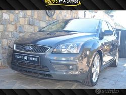 Grigio Usata 2006 Ford Focus Tre volumi | 4500 € (Molto cara)