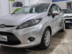 Argento Usata 2011 Ford Fiesta Tre volumi | 4900 € (Buon prezzo)