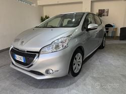 Grigio Usata 2014 Peugeot 208 Allure Due volumi | 6900 € (Buon prezzo)