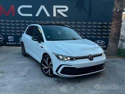 Bianco Nuova 2025 VW Golf VIII R-line Tre volumi | 38.990 € (Molto cara)