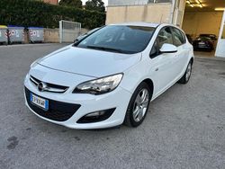 Bianco Usata 2014 Opel Astra Tre volumi | 4900 € (Buon prezzo)