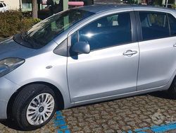 Grigio Usata 2011 Toyota Yaris Sol Tre volumi | 4500 € (Ottimo prezzo)