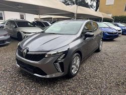 Grigio Nuova 2025 Renault Clio V Tre volumi | 18.800 € (Buon prezzo)