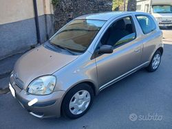 Grigio Usata 2003 Toyota Yaris Due volumi | 1200 € (Buon prezzo)