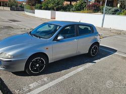 Grigio Usata 2002 Alfa Romeo 147 Due volumi | 600 € (Buon prezzo)