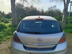 Grigio Usata 2007 Opel Astra Tre volumi | 2000 € (Buon prezzo)