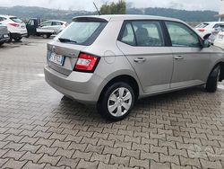 Grigio Usata 2016 Skoda Fabia Tre volumi | 5900 € (Buon prezzo)