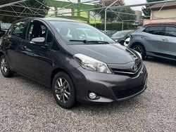 Grigio Usata 2014 Toyota Yaris Tre volumi | 7500 € (Buon prezzo)