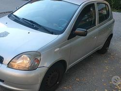 Grigio Usata 2002 Toyota Yaris Tre volumi | 1500 € (Ottimo prezzo)
