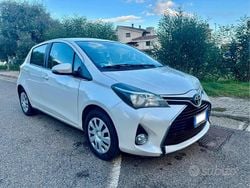 Bianco Usata 2015 Toyota Yaris Active Due volumi | 6500 € (Buon prezzo)