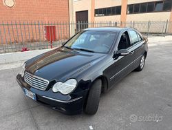 Nero Usata 2003 Mercedes C220 Classic Tre volumi | 2600 € (Buon prezzo)