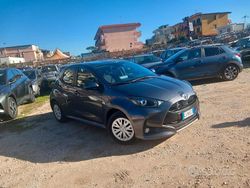 Grigio Usata 2022 Toyota Yaris Connect Style Tre volumi | 10.500 € (Ottimo prezzo)