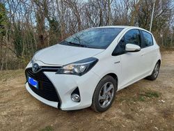 Bianco Usata 2016 Toyota Yaris Hybrid Active Tre volumi | 9950 € (Buon prezzo)