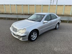 Grigio Usata 2004 Mercedes C220 Elegance Tre volumi | 4600 € (Buon prezzo)