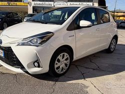 Bianco Usata 2018 Toyota Yaris Hybrid Active Tre volumi | 10.900 € (Buon prezzo)