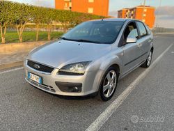Grigio Usata 2007 Ford Focus Tre volumi | 2800 € (Buon prezzo)
