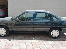 Nero Usata 1992 Opel Vectra Tre volumi | 3500 €