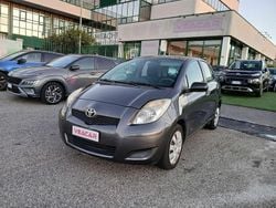 Grigio Usata 2010 Toyota Yaris Tre volumi | 3600 € (Buon prezzo)