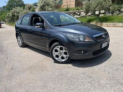 Grigio Usata 2010 Ford Focus Tre volumi | 2000 €
